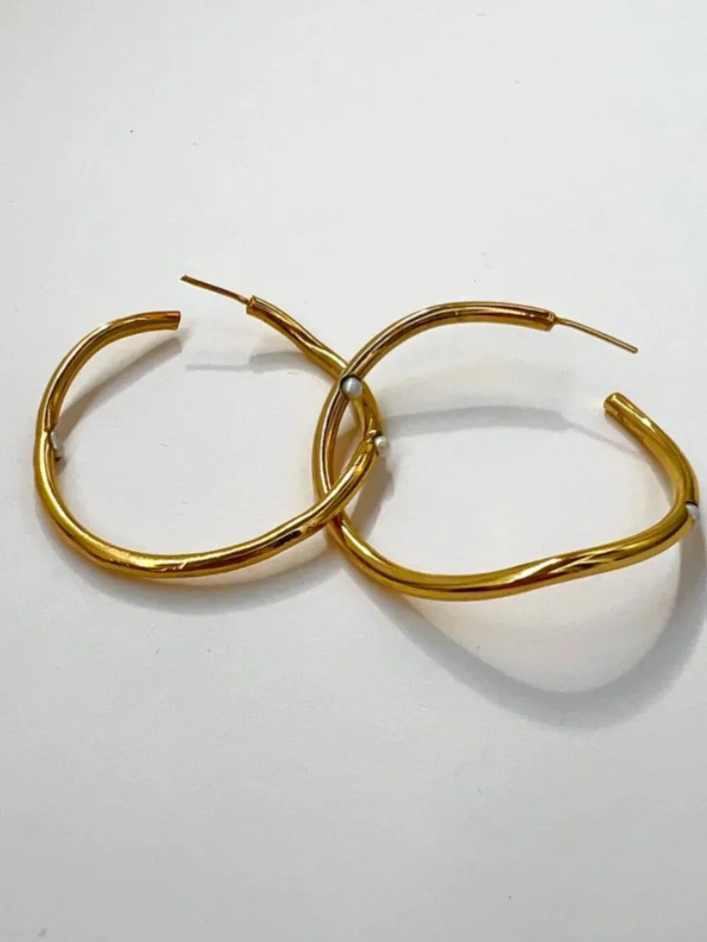 MUDD PEARL ORGANIC HOOPS
